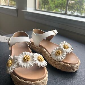 Art Class White and Yellow Daisy Espadrille Sandals Sz 4 or fits women 7.5